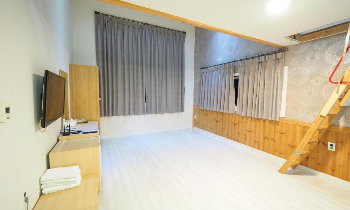 Aurora Hotel เมืองเชจู ภายนอก รูปภาพ