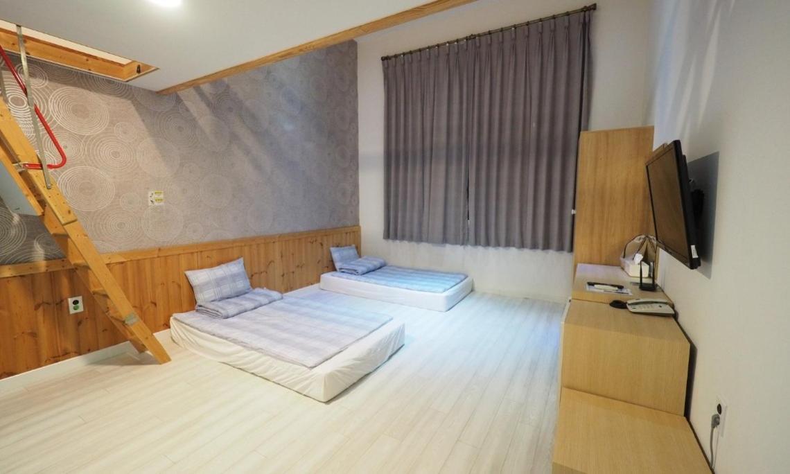 Aurora Hotel เมืองเชจู ภายนอก รูปภาพ